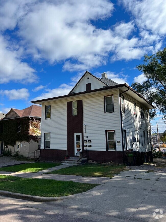 Building Photo - 2 Bedroom, 1 Bathroom Upper Level Apartmen... Unit #3 Rental