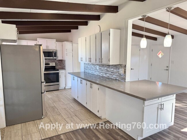 Building Photo - Updated 4 Bed 2 Bath Home!