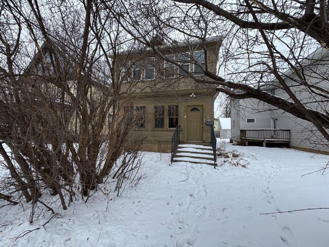 Photo - Upper level 3-Bed Duplex with Hardwood Elegance & 2 Baths in North Minneapolis! Unidad 2
