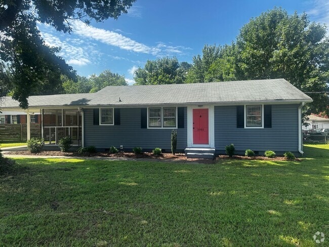 Building Photo - Darling Renovated 3 Bedroom Ranch in Conve... Rental