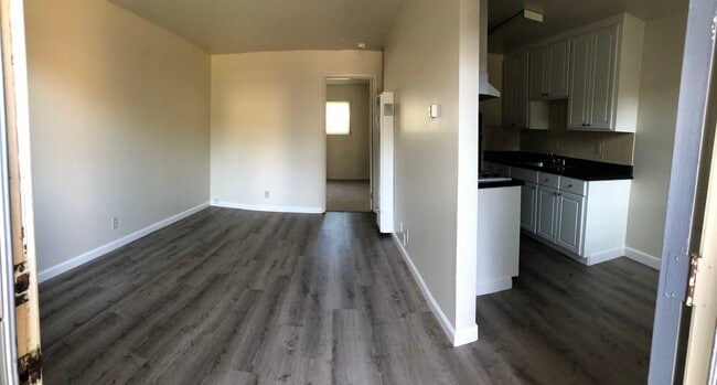 Building Photo - 2050 Latham St Unit 23