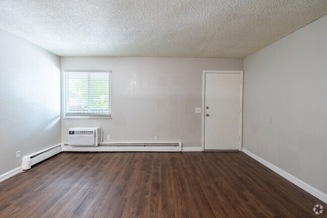 1BR, 1BA - 528SF - Living Room - Bradburn Gardens