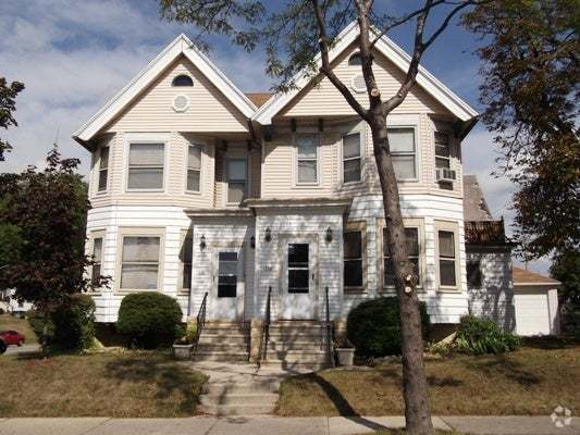 Building Photo - Stunning 3 bedroom near downtown Milwaukee! Rental