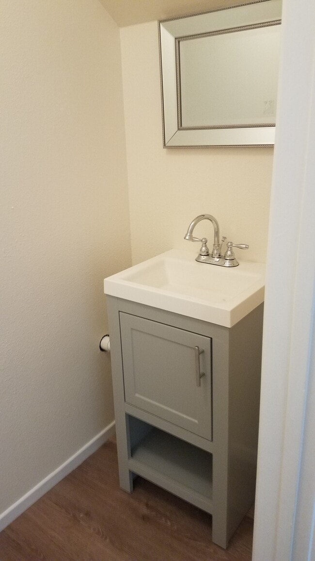 Medio baño en la planta baja - 768 Freeman Ave