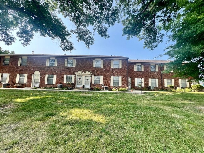 Building Photo - Stunning 2 Story townhome w/ outdoor Maintenance provided Unit y Villa Apts - 907
