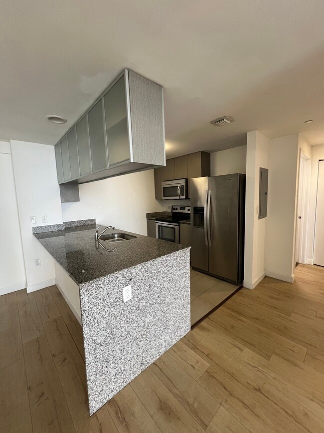 Building Photo - 255 NE 14th St Unit B1 Rental