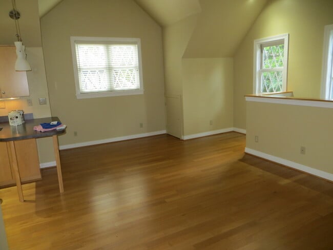 Sala de estar con techo abovedado - 2115 Gladstone Ave Unidad 2115 Carriage House