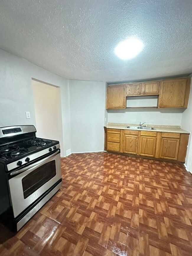 717 E 35th St Unit 717 E 35th St - Down #B