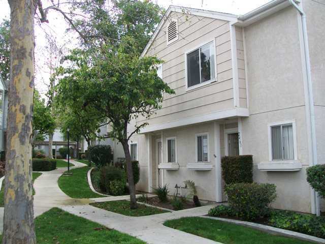 Building Photo - *MOVE IN SPECIAL!* Lovely 2 Bedroom plus den 2.5 bathroom Townhome in Gated Community