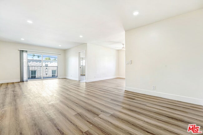 Photo - 8208 Romaine St Unit 4