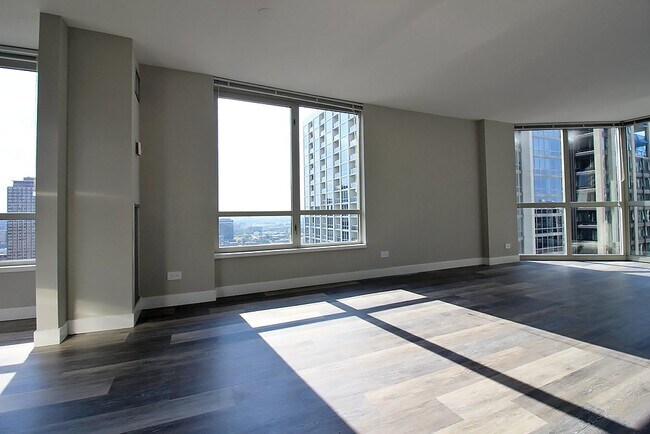 Photo - 13 E Delaware Pl Unit 07E