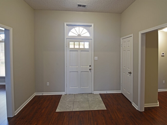 Photo - 3 Bedroom, 2.5 Bathrooms Near S Germantown and E Shelby Dr