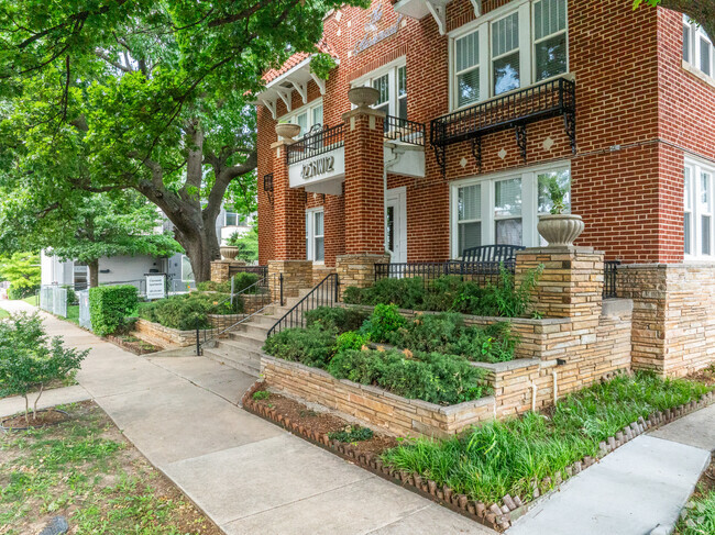 Building Photo - Claremont Apartments