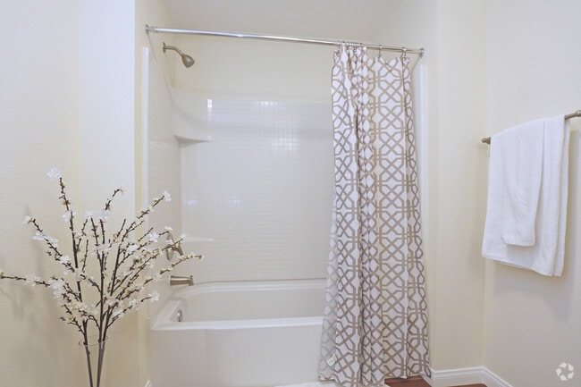 2 BR, 2 BA - 1000 SF