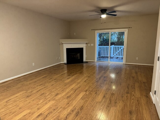 Photo - 2207 Bankshill Row