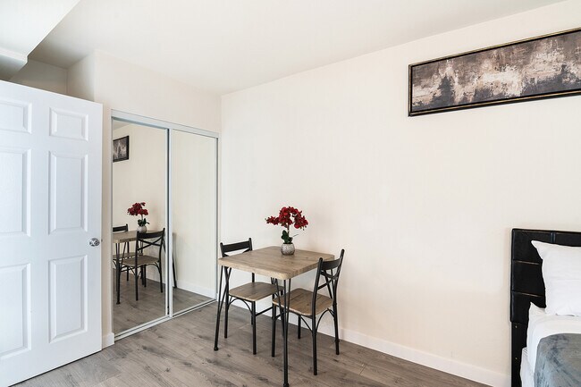 Photo - 2023 W 3rd St Unidad 200