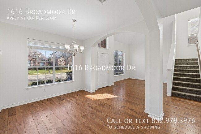 Photo - 1616 Broadmoor Dr