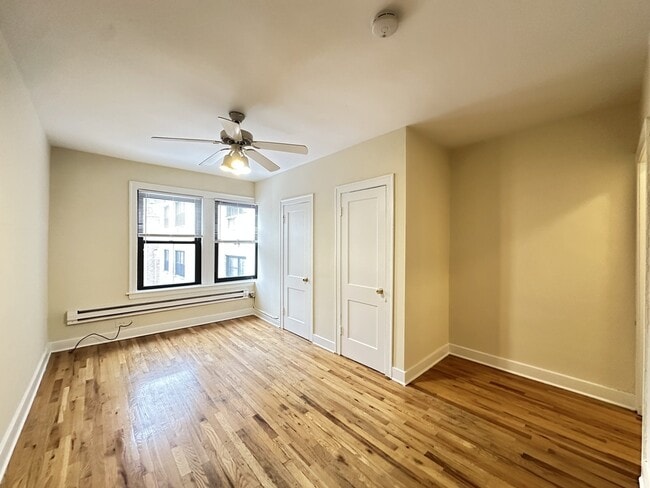 Building Photo - 513 W Wellington Ave Unit J00P