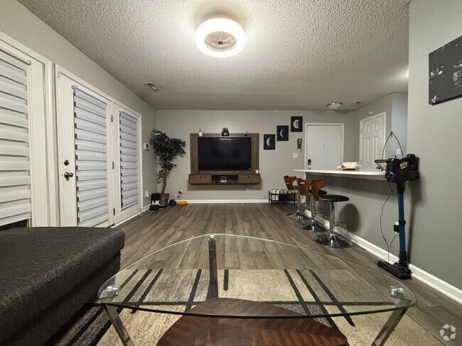Building Photo - 1501 Creekwood Ct Unit 201 Rental