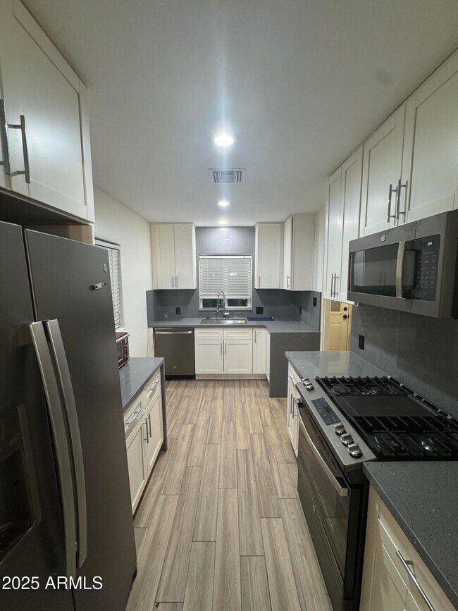 Photo - 926 W Moreland St