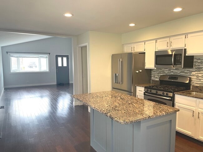 Photo - 566 Comstock Ave