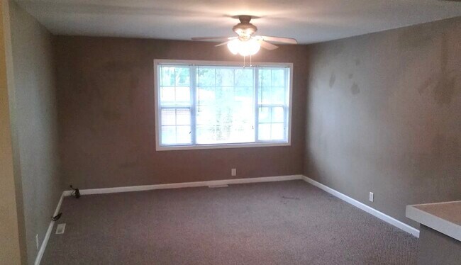 living room - 407 E Lincoln St Unit 4