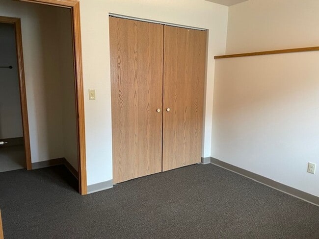 Building Photo - lcm325 Unit 25-26' bedrooms - 1