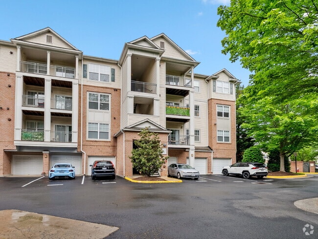 Building Photo - "Charming 1-Bed Condo Retreat with Granite... Unit Apt #202