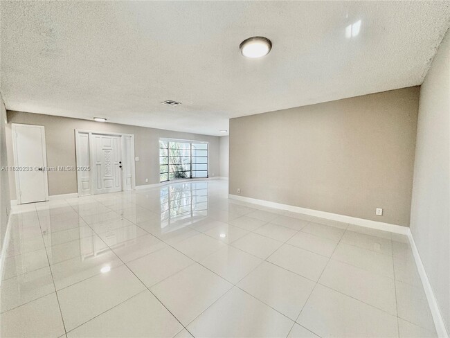 Photo - 4905 Harrison St