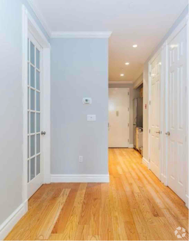 Building Photo - 200 E 14th St Rental