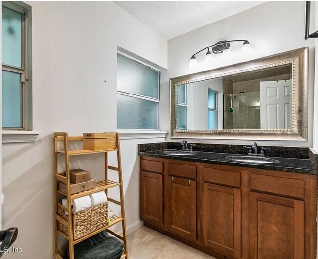 Photo - 5433 Sanders Rd