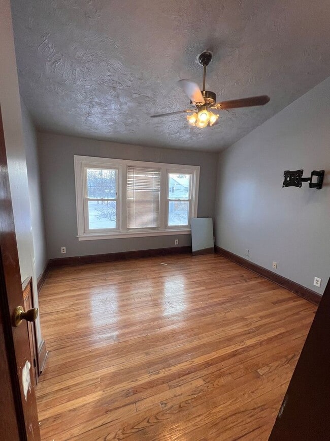 Photo - 18101 Schenely Ave