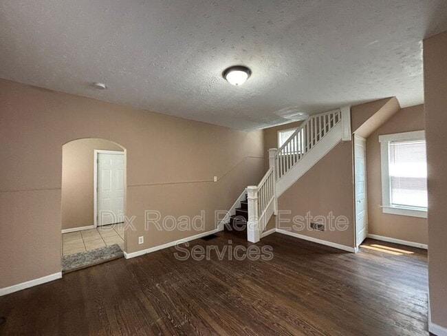 Photo - 405 Moore St