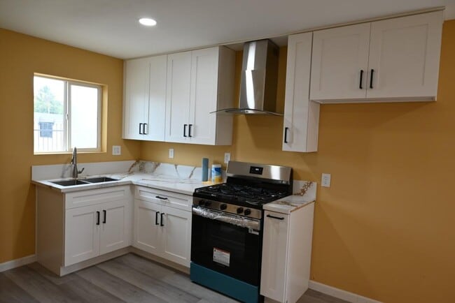 Photo - 10701 Doty Ave