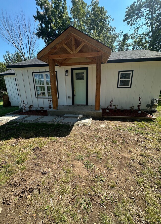 Photo - 214 E Pine St