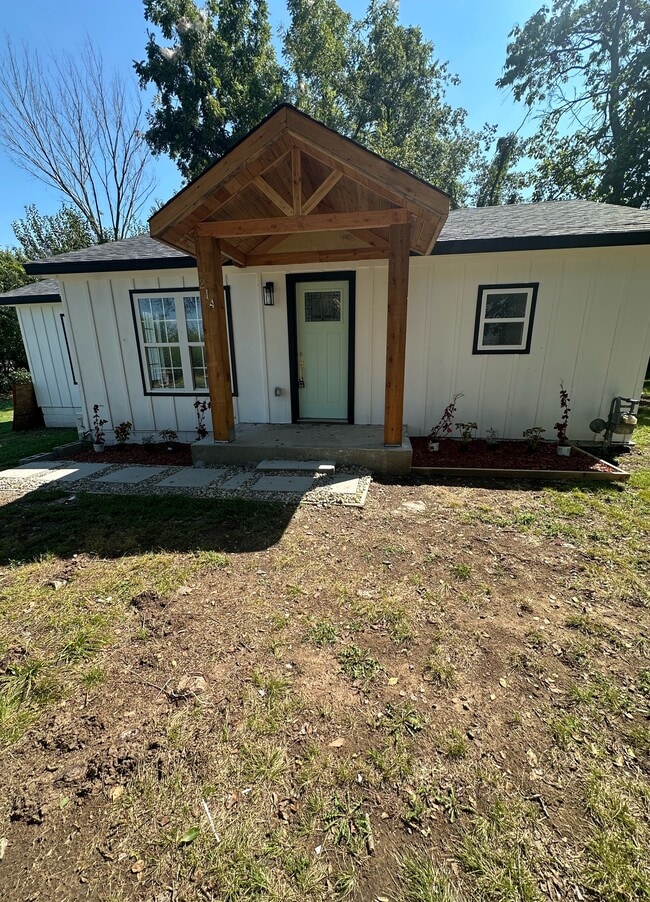 Building Photo - 214 E Pine St