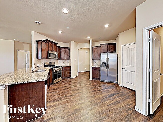 Photo - 561 Jamestown Ln