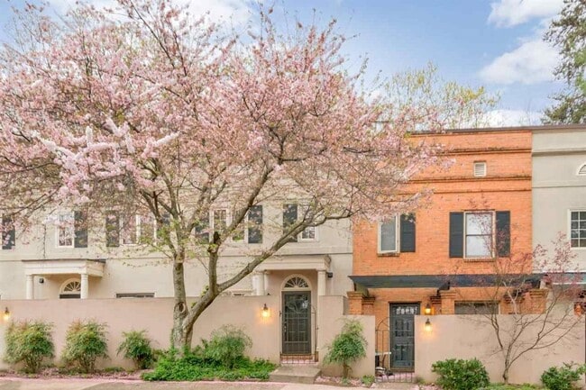 Building Photo - 2 Bedroom Condo at Garden Court!