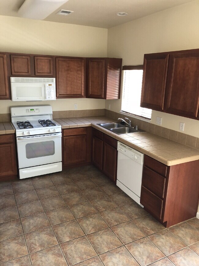 Cute 2 Bedroom 2.5 Bathroom Townhome Close to UNR!