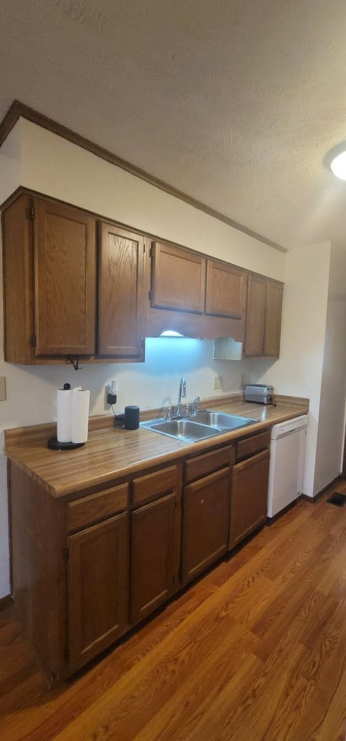 Photo - 3 Bedroom, 2 Bath Ranch Home Minutes from Shopping, Eateries, and Restuarants!