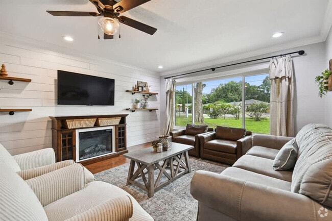 Building Photo - 907 Crenshaw Lake Rd Unit ID1234468P Rental