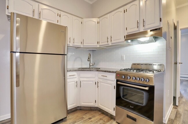 Building Photo - 6311 Dewey Ave Unit 15