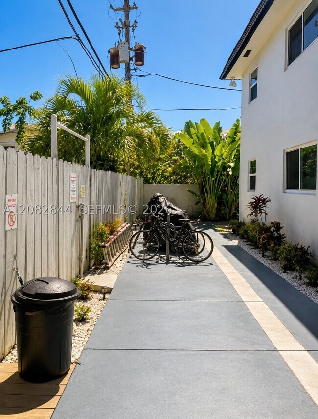 1000 SE 15th St Unit 205