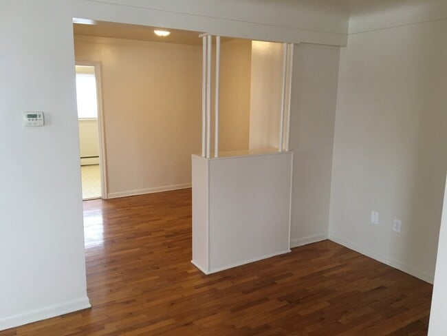 Building Photo - G 2288 E Hemphill Rd Apt (Range 1 - 4) Unit # 3