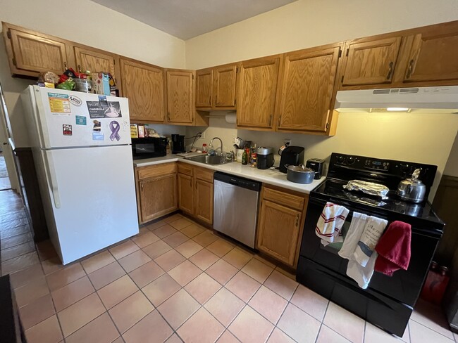 Building Photo - 14 Strathmore Rd Unit 3