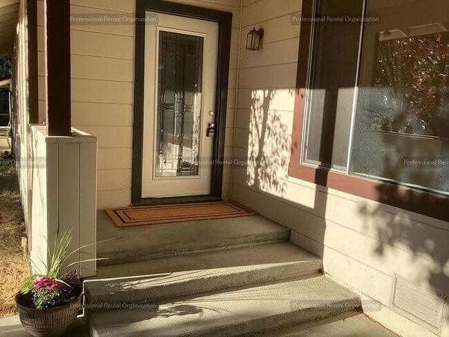 Photo - Spacious & cheerfully bright large single-...