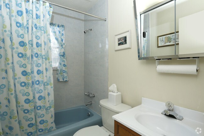 One Bedroom (Leasing Office) - Bathroom - Skytop Gardens