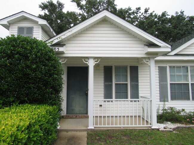 Photo - Lovely 2-Bedroom Home Near UWF & Shopping ...