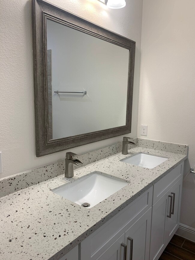 Building Photo - 5622 Ridgeway Dr