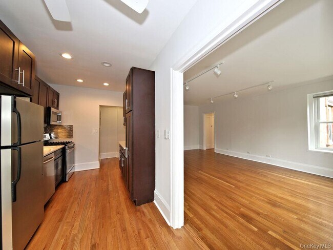 Photo - 490 Bleeker Ave Unit 1E